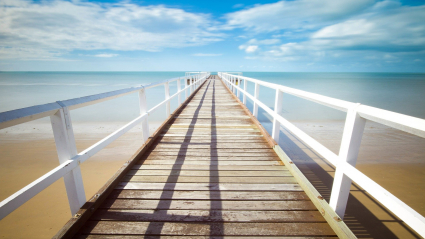 Pasarela de madera en la playa