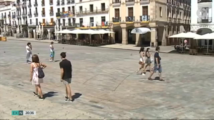 Turistas en la Plaza Mayor de Cáceres