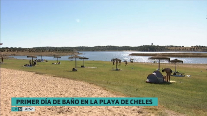 Bañistas disfrutan del primer día de baño en las playas de Cheles