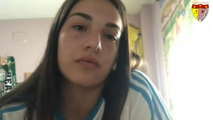 Yolanda Aguirre atendiendo a los medios del club