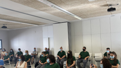 Acto de apertura del programa Crisol para los alumnos de Suerte de Saavedra en Badajoz. Todos llevan mascarilla y están sentados guardando la distancia de seguridad.