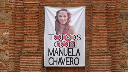 Cartel 'Todos con Manuela Chavero' en Monesterio
