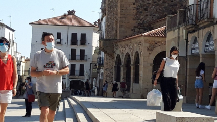 Gente con mascarilla en la plaza mayor de Cáceres