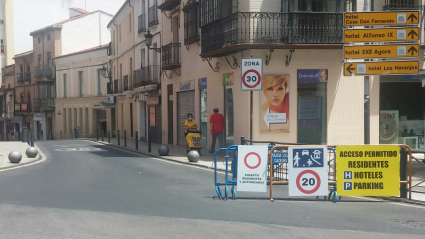 Inicio de la calle San Antón, donde comienzan las restricciones del tráfico