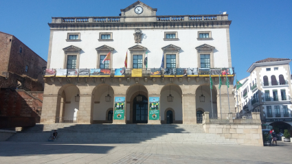 Imagen de la fachada principal del Ayuntamiento de Cáceres
