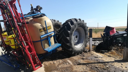 Imagen del tractor tras la colisión con el tren