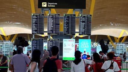 Imagen de viajeros en el aeropuerto Adolfo Suárez-Madrid Barajas