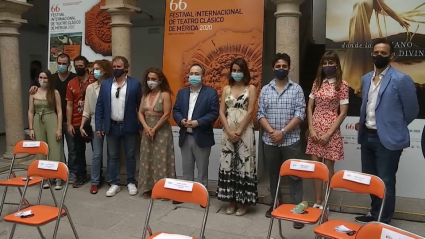 El elenco de 'Antígona' posa con mascarillas en la presentación de la obra en Mérida