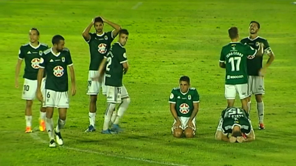 Los jugadores del Badajoz desolados tras la eliminación en la tanda de penaltis