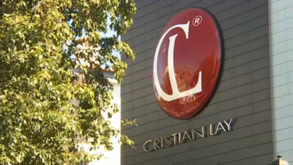 Logo en la fachada de la empresa Cristian Lay