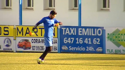 Álex Hernández en un entrenamiento del CD Coria