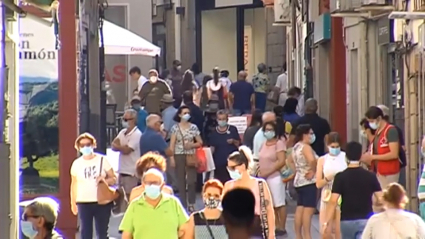 Gente por la calle con mascarilla