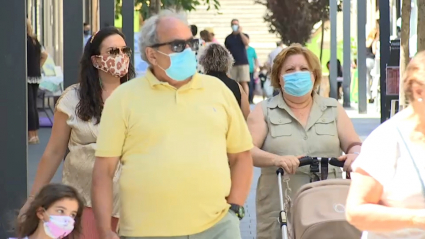 Personas con mascarilla paseando por la calle