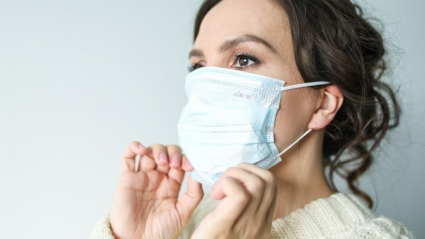 Mujer llevando mascarilla