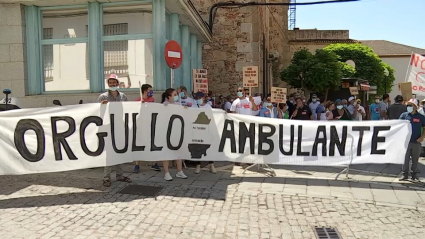 Miembros de la plataforma 'Orgullo ambulante' manifestándose frente a la Asamblea, en Mérida