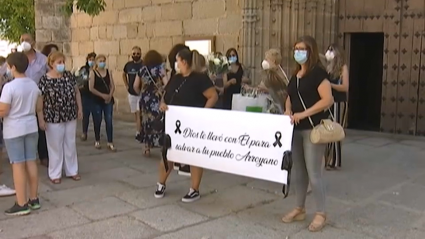 Vecinos de Arroyo de la Luz rinden homenaje a la primera víctima mortal del coronavirus