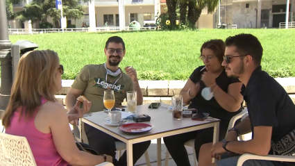 Personas fumando en la terraza de un bar