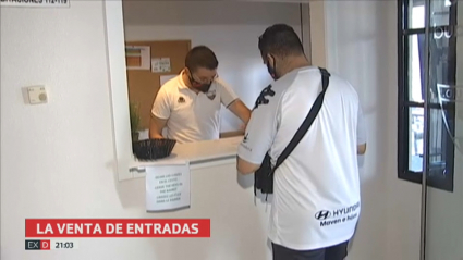 Aficionado del Extremadura adquiriendo las entradas para el partido ante el Villanovense