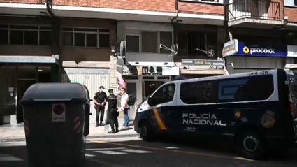 La Policía Nacional ha hecho guardia permanente para vigilar el confinamiento de todo un bloque en Santander.