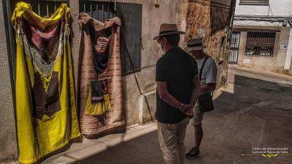 Visitantes observan las cortinas