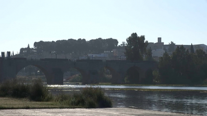 Imagen del río Guadiana a su paso por la capital pacense. En primer plano, la lámina de agua. Al fondo, la alcazaba árabe.