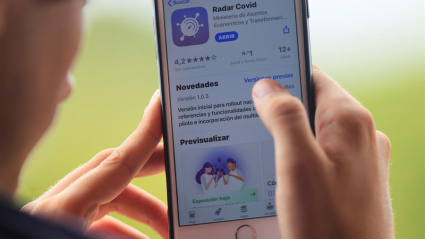 Un usuario descarga la aplicación móvil Radar COVID