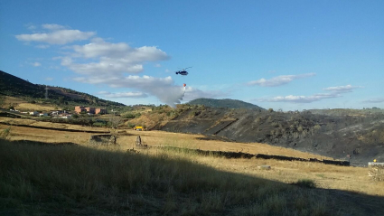 Hidroaviones sofocando el incendio de Cañaveral