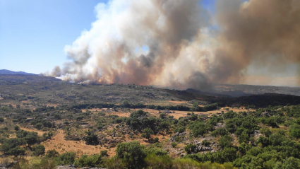 Imagen del incendio en la frontera con Portugal