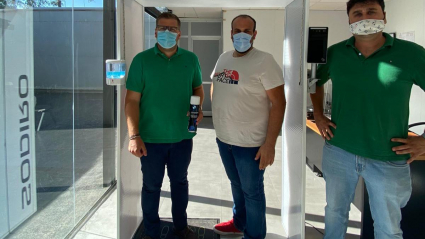 Víctor Martínez, Miguel Ángel Sánchez y Luis Guijarro. Los tres socios de Sodiro bajo uno de sus arcos anticovid.