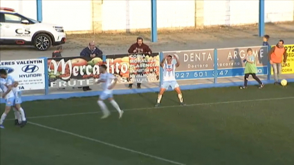 Capelo celebrando uno de los goles con el Coria