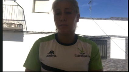 Estefanía Fernández atendiendo a Extremadura Deportes