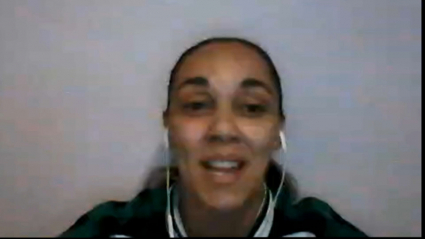 Flavia Lima atendiendo a Extremadura Deportes