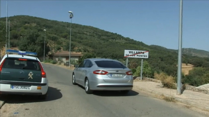 Un vehículo abandona la localidad pacense de Villarta de los Montes en pleno aislamiento social.