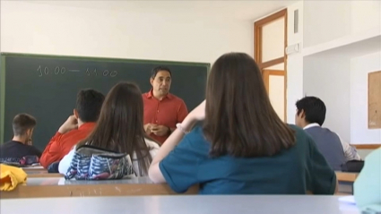 Niños y niñas en clase atendiendo a las explicaciones del profesor