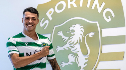 Pedro Porro, posando junto al escudo de su nuevo club