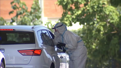 Un sanitario realiza una PCR en el Hospital Perpetuo Socorro de Badajoz