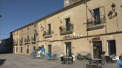 La plaza del Ayuntamiento de Torremocha, esta tarde