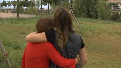 Abrazo entre una mujer diagnosticada con Alzheimer su hija