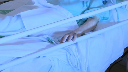 Paciente Covid en una cama de hospital