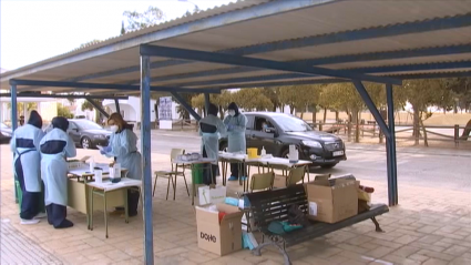 Sanitarios realizando pruebas PCR a los vecinos de Valdehornillos