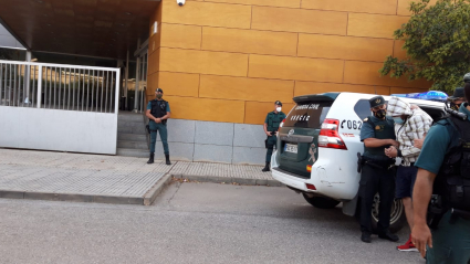El detenido llega a los juzgados de Zafra. Ahora deberá prestar declaración ante el juez.