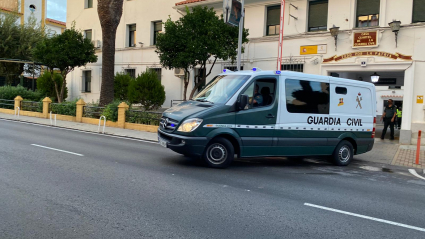 Momento en el que el detenido abandona el cuartel de Zafra en dirección a la prisión de Badajoz.