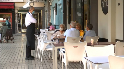 Clientes piden sus consumiciones en veladores situados en la plaza de Los Alféreces de Badajoz.