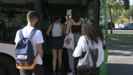 Jóvenes universitarios tomando un autobús urbano en el campus cacereño