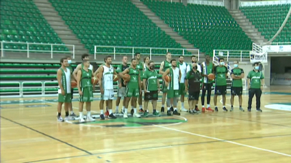 La plantilla del Cáceres posa para una foto momentos antes de iniciar su primer entrenamiento de pretemporada