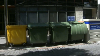 varios contenedores de una calle de Don Benito, en Badajoz 