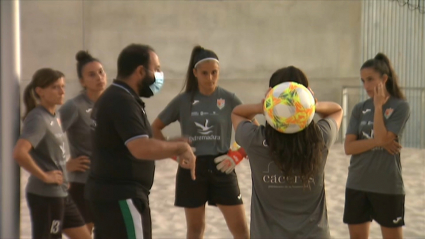 Las jugadoras del Femenino Cáceres en un entrenamiento de preparación para el Europeo de fútbol playa