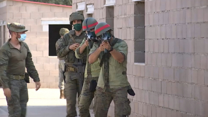 Un grupo de militares simula un ejercicio de protección en la Base General Menacho