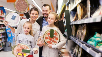 familia con pizzas en un supermercado