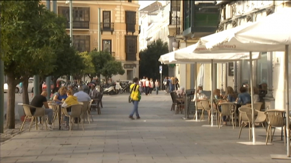 Las nuevas restricciones para frenar el coronavirus en la ciudad de Badajoz estarán en vigor 14 días. Plaza de España en la capital pacense con gente sentada en las terrazas.